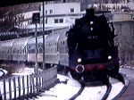 Baureihe 50 622 bei der Einfahrt in den BAhnhof Oberkochen. Der Bahnhof ist mittlerweile schon von Grund auf erneuert worden, den das Video wurde im Winter 1994 gefilmt, der Oberkochener Bahnhof sieht heute total anderst aus. Aufgenommen im Winter 1994 im BAhnhof Oberkochen mit einem Sonderzug, gezogen von der 50 622er.